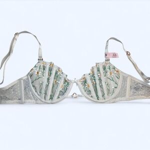 Victoria's Secret Dream Angels Unlined Daisy Chain Embroidered balconette bra 🌼🤍